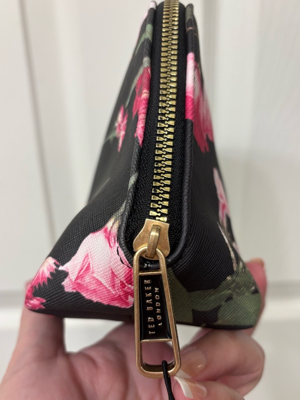 Ted Baker London cosmetic pouch in Scattered Bouquet pattern - NWT - Picture 5 of 6